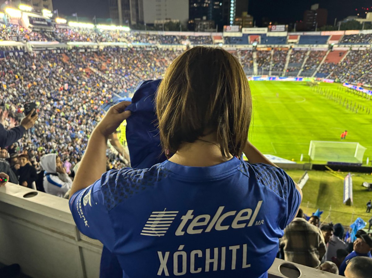 XochitlGalvez's tweet photo. Siempre es un gusto estar de vuelta en casa.

¡Vamos con todo @CruzAzul! 💙 https://t.co/J1B5zv201k