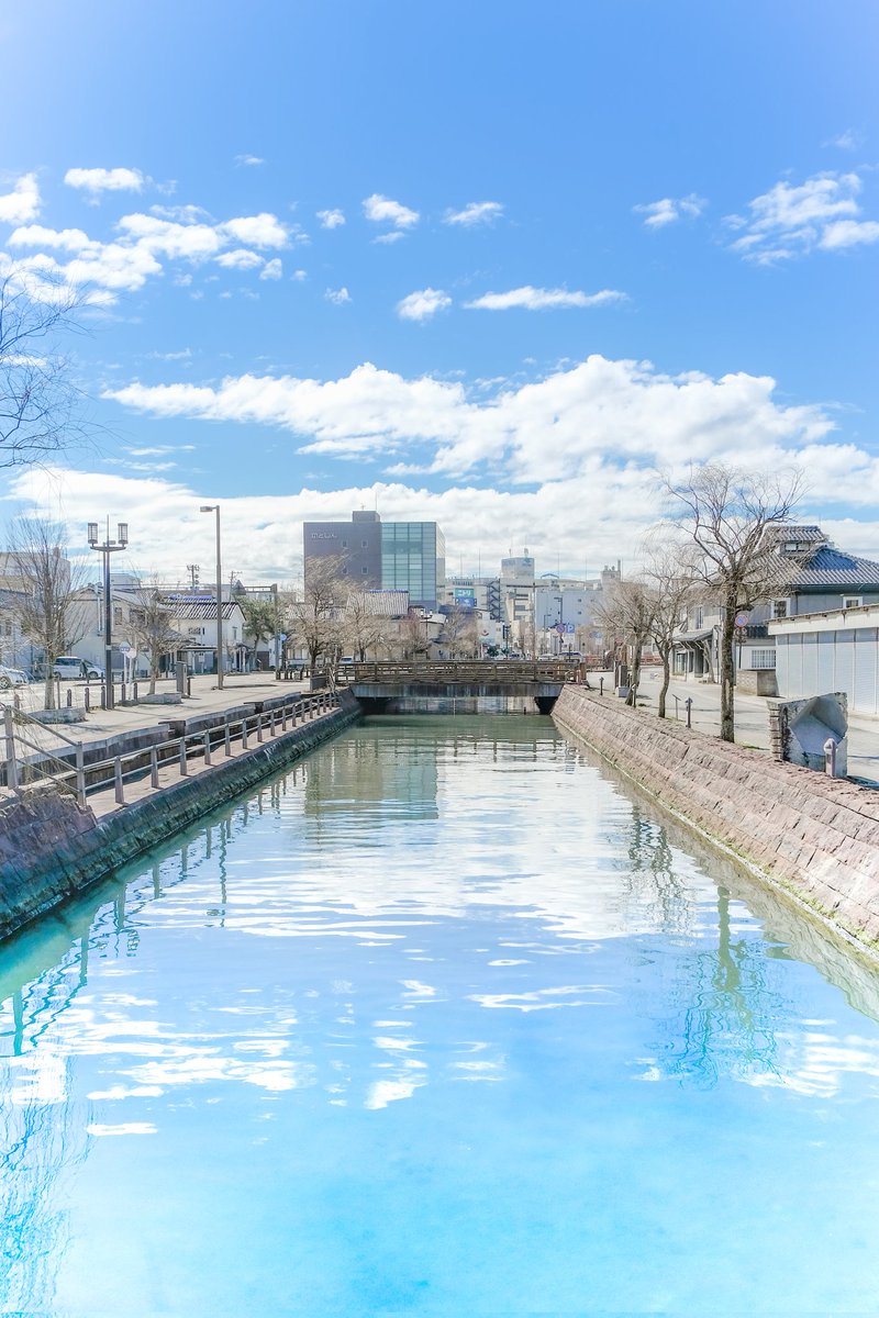 mojicamera's tweet photo. 今日の七尾市はまるでアニメのワンシーンのような景色。

まだまだ能登半島は観光客を受け入れできるほど復旧はしていませんが出来るようになったらこの景色を見に来てくださいね(^^) https://t.co/7Is9YtqZUc