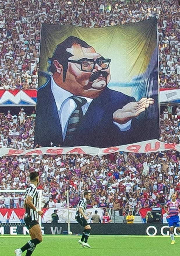 Juezcentral's tweet photo. Ceará le debe salarios a sus jugadores. La hinchada de su clásico rival, Fortaleza, le dedicó una pancarta del señor Barriga con la frase "paga lo que debes".

Fútbol sudamericano, no trates de entenderlo. https://t.co/GZopnReFPo
