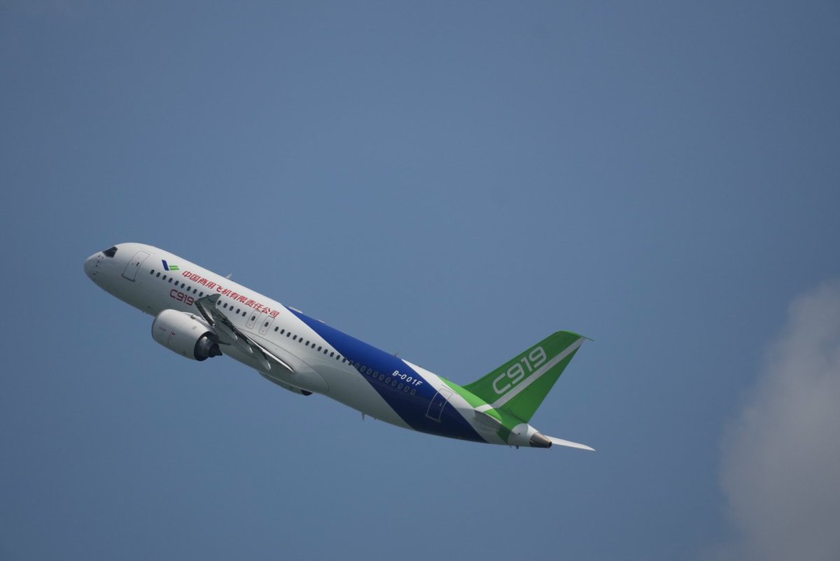 Well that’s not something you see everyday. Comac’s C919 making its international debut outside of China for the first time. The aircraft made its maiden flight in May 2017 and entered service in May 2023. #sgairshow2024