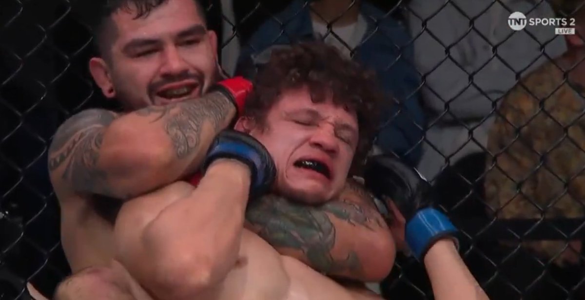 NocauteCast's tweet photo. Hernandez finaliza o Russo em uma sequência de finalizações no cartel de tirar o chapéu! 

Que show de técnica e habilidade! 

Anthony mostrou por que é uma força a ser reconhecida no octógono. O Russo pode estar vendo estrelas depois dessa! 🌟👊 

#UFC298 #NocauteCast #UFCBR https://t.co/bVlXMlPVhH