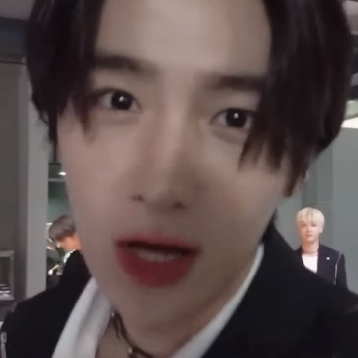 순간의 현재 tweet media