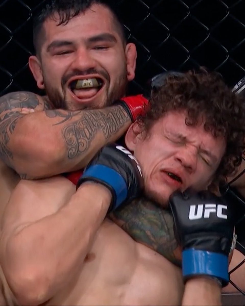 fightpicsgohard's tweet image. Anthony Hernandez smiles before choking out Roman Kopylov (2024)

📸 @UFC