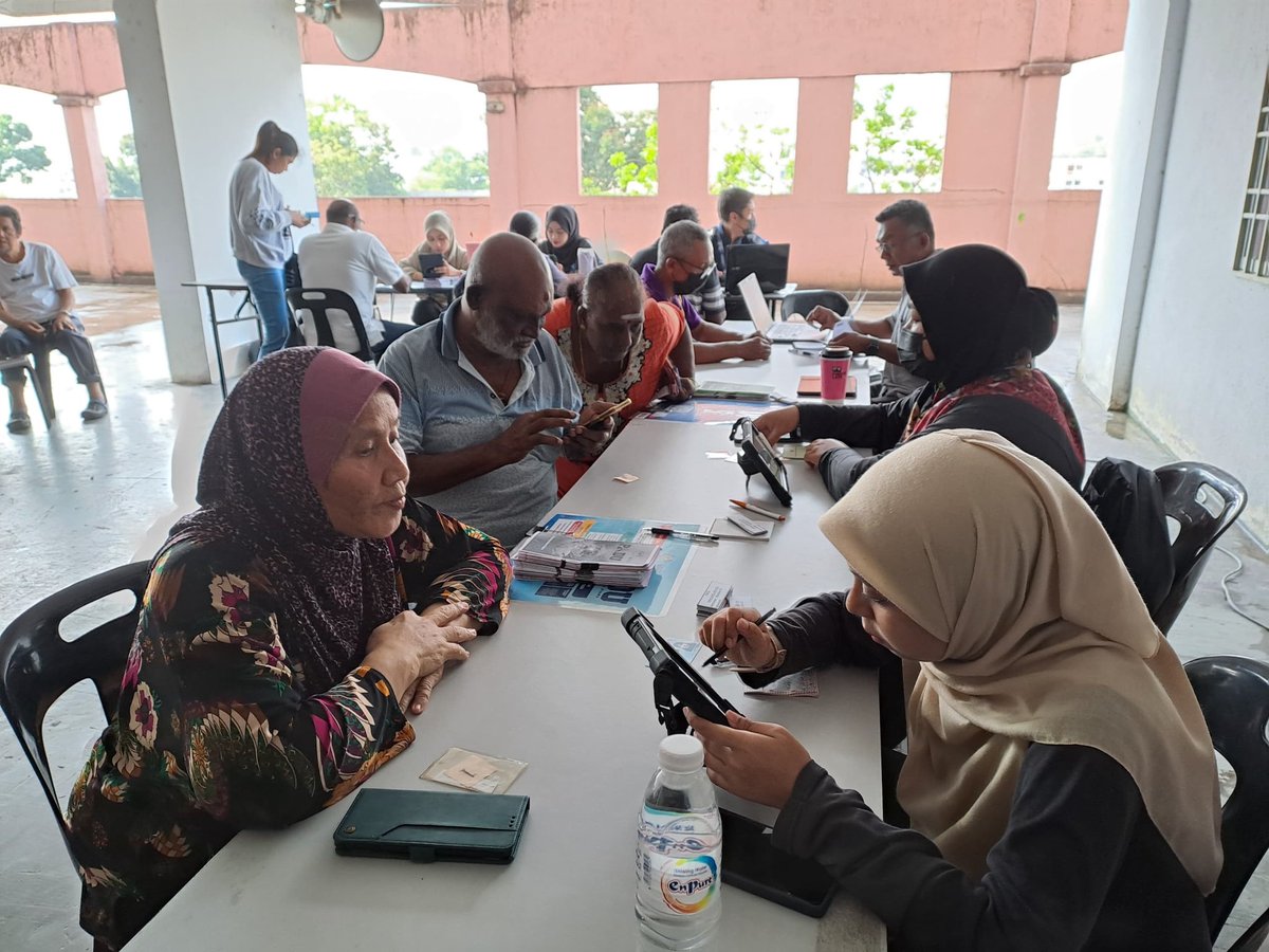 DOSM_Penang's tweet photo. 𝐊𝐀𝐔𝐍𝐓𝐄𝐑 𝐏𝐀𝐃𝐔@𝐏𝐄𝐍𝐀𝐍𝐆

18 FEB. 2024 ( Ahad ) | Dikongsikan suasana sekitar pembukaan kaunter fizikal PADU di Flat Taman Sri Pinang, Jalan Veterinari, Georgetown. https://t.co/gfZ2ouVyIv