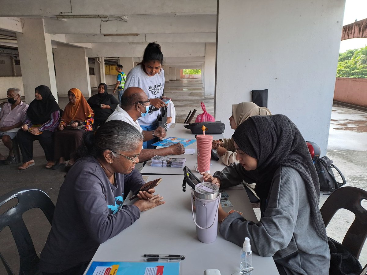 DOSM_Penang's tweet photo. 𝐊𝐀𝐔𝐍𝐓𝐄𝐑 𝐏𝐀𝐃𝐔@𝐏𝐄𝐍𝐀𝐍𝐆

18 FEB. 2024 ( Ahad ) | Dikongsikan suasana sekitar pembukaan kaunter fizikal PADU di Flat Taman Sri Pinang, Jalan Veterinari, Georgetown. https://t.co/gfZ2ouVyIv