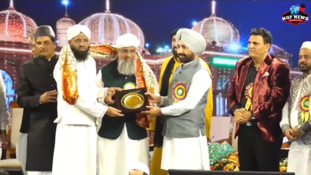 Momento presented to Dawate Islami India by Prime Minister’s Office by Rajya Sabha MP Satpal Singh. Program arranged by PMO Under the arrangements of Social Activist Haji Zia Pyare khan Sb Attended by many many Sufis across the country