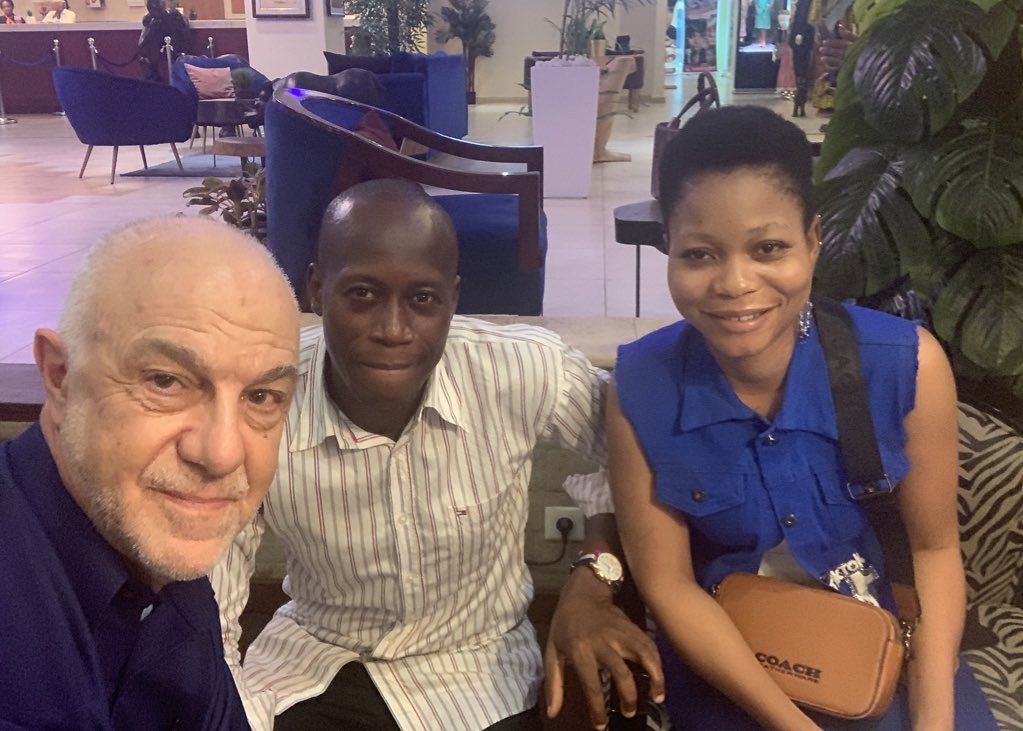 JMCambaceres's tweet image. #ThomasLegrain DG de C&amp;amp;D souhaite que les écoles du Groupe prennent initiatives dans domaines des #arts et du #sport. Pour cela contacts avec des artistes peintres  en #Afrique. #SoniaDjedatin au #Bénin style néo-naïf, onirique et #YouanBi au #Togo plus figuratif, portraitiste.