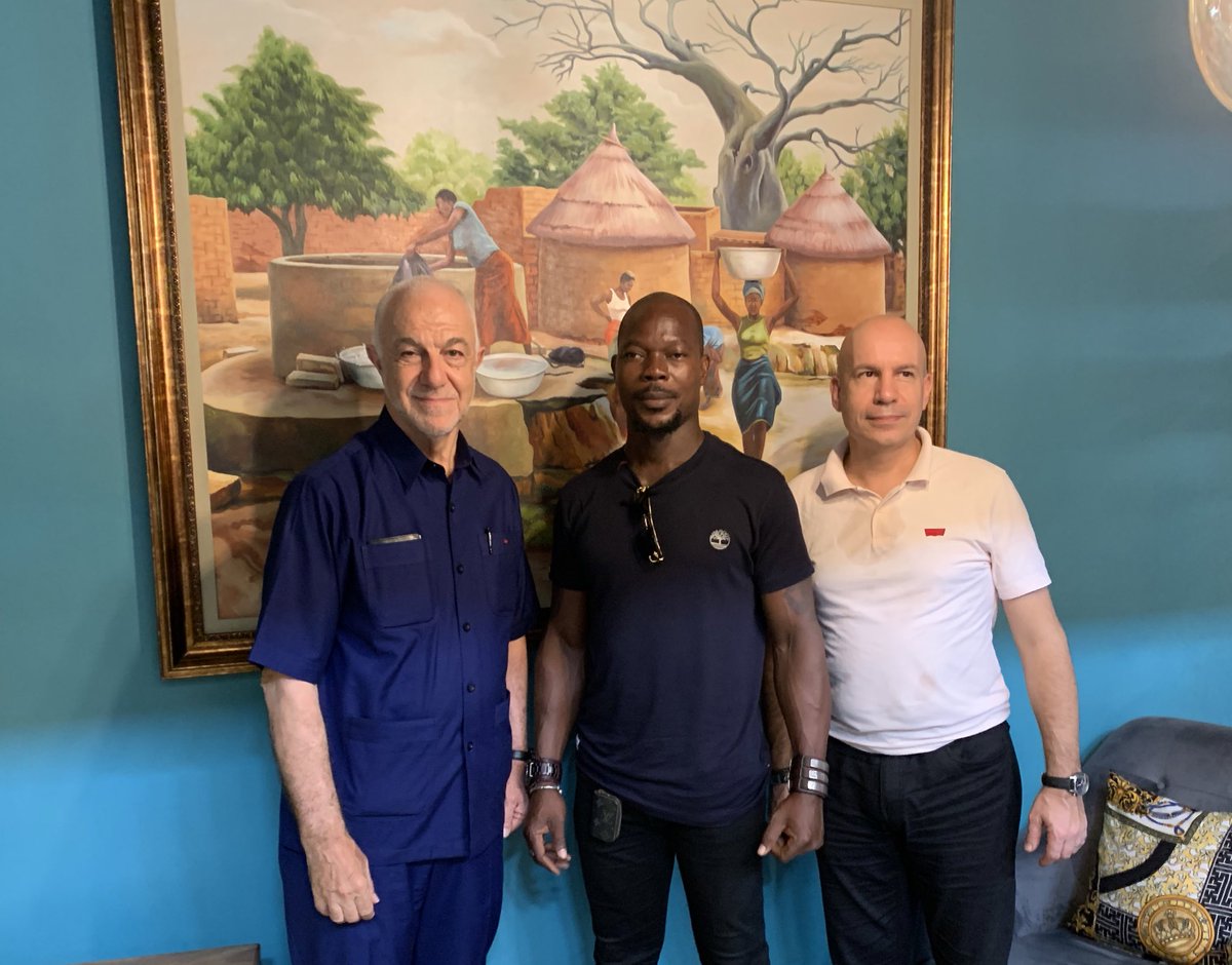 JMCambaceres's tweet image. #ThomasLegrain DG de C&amp;amp;D souhaite que les écoles du Groupe prennent initiatives dans domaines des #arts et du #sport. Pour cela contacts avec des artistes peintres  en #Afrique. #SoniaDjedatin au #Bénin style néo-naïf, onirique et #YouanBi au #Togo plus figuratif, portraitiste.