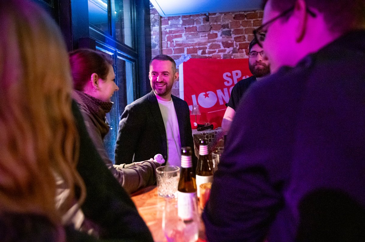 Een kroeg vol jonge mensen. Scherpe vragen, veel energie en goede ideeën voor een beter land en een betere wereld!

Onze jongeren hebben de toekomst 🔥 

Vanavond in Leeuwarden, volgende week in Tilburg.
doemee.sp.nl/op-stap-met-ji…
