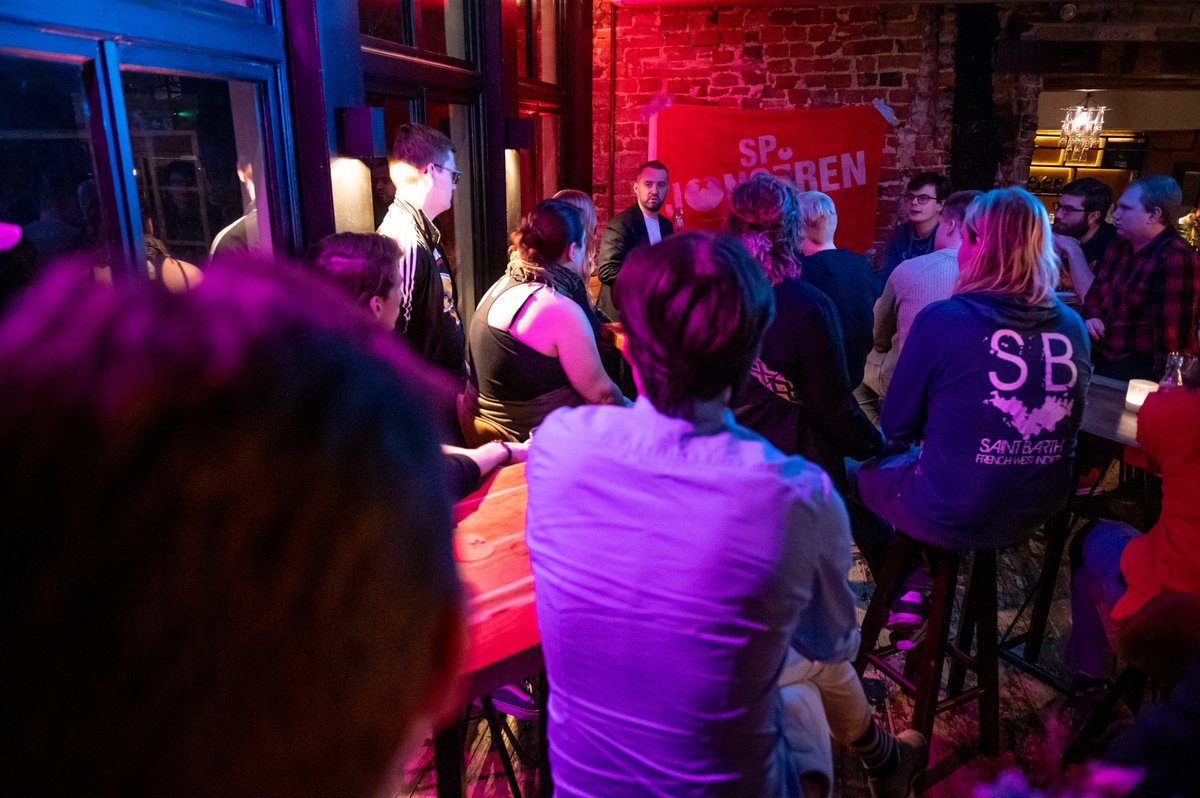 jimmydijk's tweet photo. Een kroeg vol jonge mensen. Scherpe vragen, veel energie en goede ideeën voor een beter land en een betere wereld!

Onze jongeren hebben de toekomst 🔥 

Vanavond in Leeuwarden, volgende week in Tilburg.
https://t.co/ZEJxnpj9oj https://t.co/0jfU4Ohz9E
