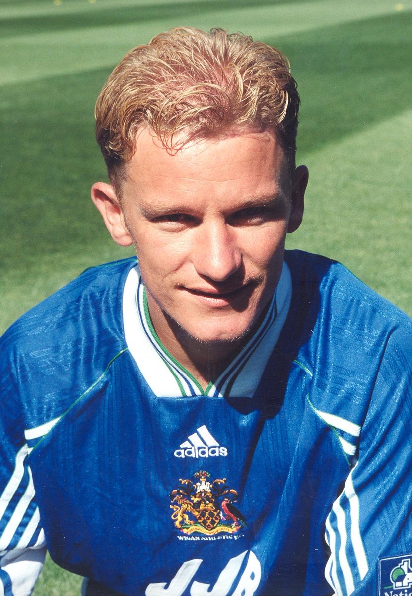 Stuart Barlow 🏴󠁧󠁢󠁥󠁮󠁧󠁿 
Wigan Athletic 🔵⚪️

⏰ 1998-00
🏟️ League Appearances 84
⚽️ League Goals 40 

#wiganathletic #wafc #england @LaticsOfficial