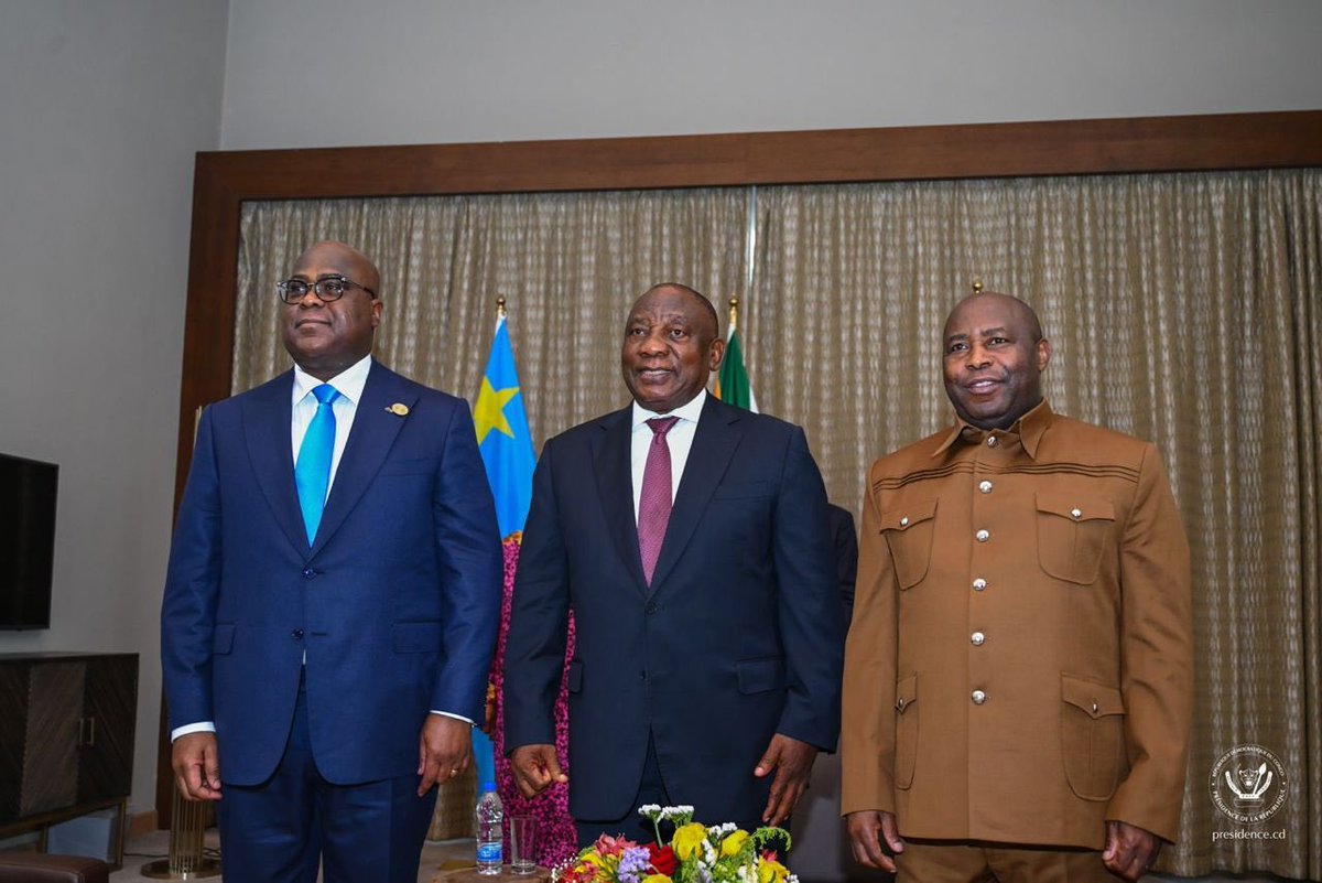 IntumwaNews's tweet photo. En marge de #UASummit
SE @GeneralNeva  et ses homologues @CyrilRamaphosa de #RSA &amp; @fatshi13  de la #RDC ont tenu une réunion tripartite sur le déploiement des troupes de la @SADC_News  dans l’Est de la #RDC . La coordination des opérations militaires sur terrain a été abordée https://t.co/ivNeRKyvCp