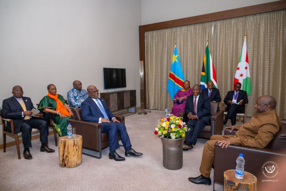 IntumwaNews's tweet photo. En marge de #UASummit
SE @GeneralNeva  et ses homologues @CyrilRamaphosa de #RSA &amp; @fatshi13  de la #RDC ont tenu une réunion tripartite sur le déploiement des troupes de la @SADC_News  dans l’Est de la #RDC . La coordination des opérations militaires sur terrain a été abordée https://t.co/ivNeRKyvCp