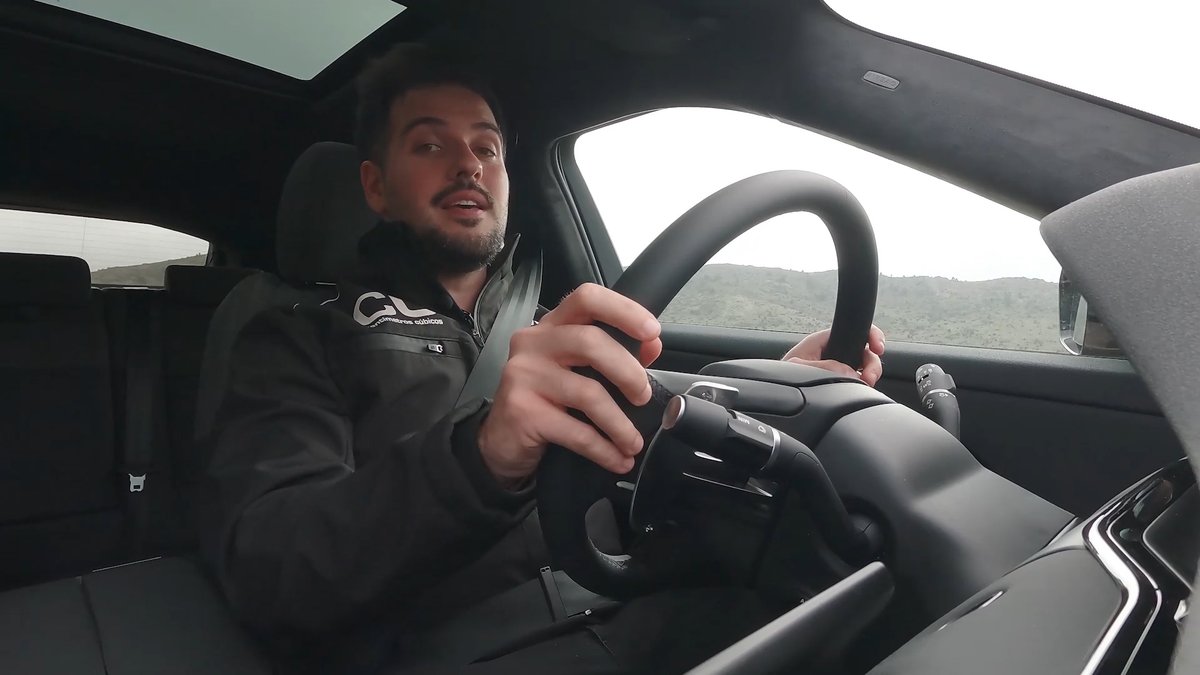 puntalproductions (@puntalproduc) on Twitter photo Le toca el turno a <a href="/Juanjo_Godmode/">Juan José López</a>, que se ha subido en el renovado <a href="/JLR_News/">JLR</a> Evoque P300e, la versión híbrida enchufable 🔋 del SUV inglés. Aterriza con 309 CV y más de 60 km de autonomía en modo eléctrico ⚡️.
<a href="/CCubicos/">Centímetros Cúbicos</a> <a href="/antena3com/">Antena 3</a> <a href="/RosaBellon/">Rosa Bellon</a> #CCubicos345 Le toca el turno a <a href="/Juanjo_Godmode/">Juan José López</a>, que se ha subido en el renovado <a href="/JLR_News/">JLR</a> Evoque P300e, la versión híbrida enchufable 🔋 del SUV inglés. Aterriza con 309 CV y más de 60 km de autonomía en modo eléctrico ⚡️.
<a href="/CCubicos/">Centímetros Cúbicos</a> <a href="/antena3com/">Antena 3</a> <a href="/RosaBellon/">Rosa Bellon</a> #CCubicos345