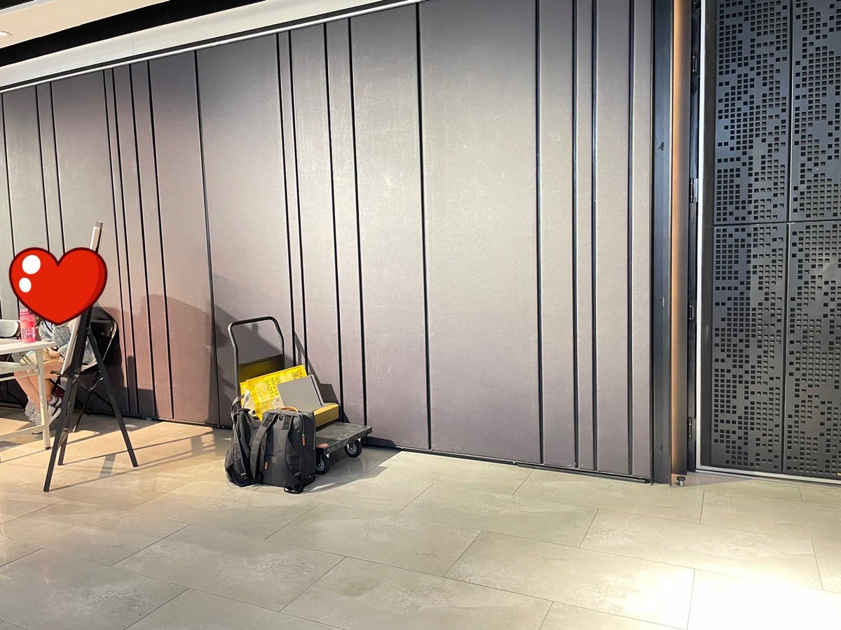 hyewonTFU's tweet image. 更正領取地點！
「晚場結束後」，我們會在服務台的旁邊發放剩餘的下午及晚上的手幅，數量有限喔～～
（我們也在會場裡面看惠元🥹，所以有先出場的朋友請耐心等候）

p.s. 也有更新前的舊版應援說明書，如果有想要的朋友也可以領取喔～