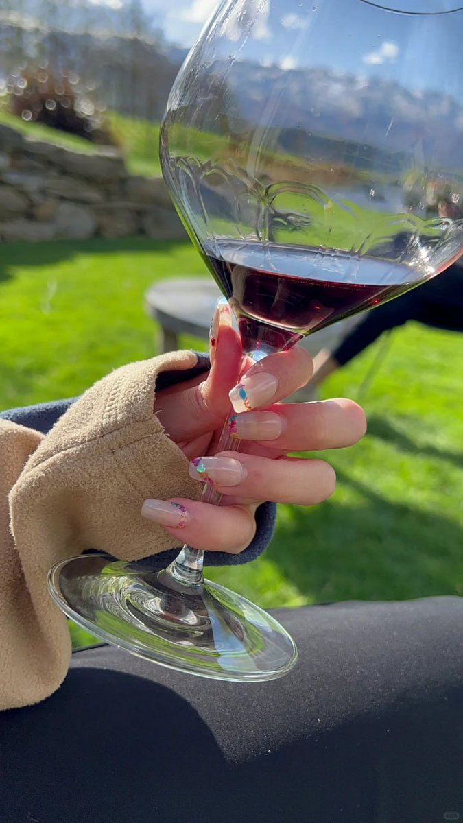 Keysahoki's tweet image. How's your weekend going? 
Beautiful day with my wine. 
Counting days to move to new place 😊😊