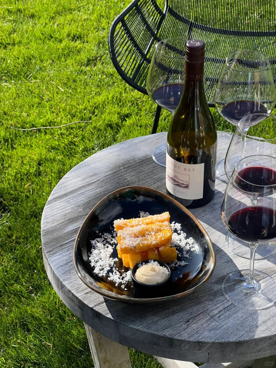 Keysahoki's tweet image. How's your weekend going? 
Beautiful day with my wine. 
Counting days to move to new place 😊😊