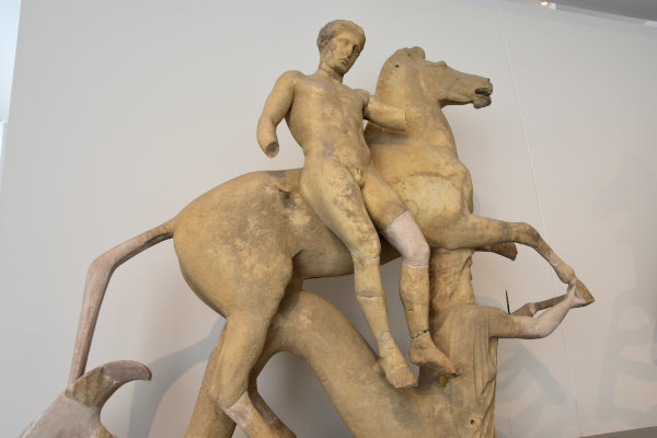 ArteCalabria's tweet photo. Statue in marmo che rappresentano fratelli gemelli che il mito greco identifica come "figli di Zeus", ovvero i Dioscuri nell'atto di scendere dal cavallo (VI secolo a.C.), poste sul frontone del tempio ionico di Marasà nella polis di Locri.
#Archaeology #Calabria #arte #MArRC https://t.co/g0KLsXQBdC