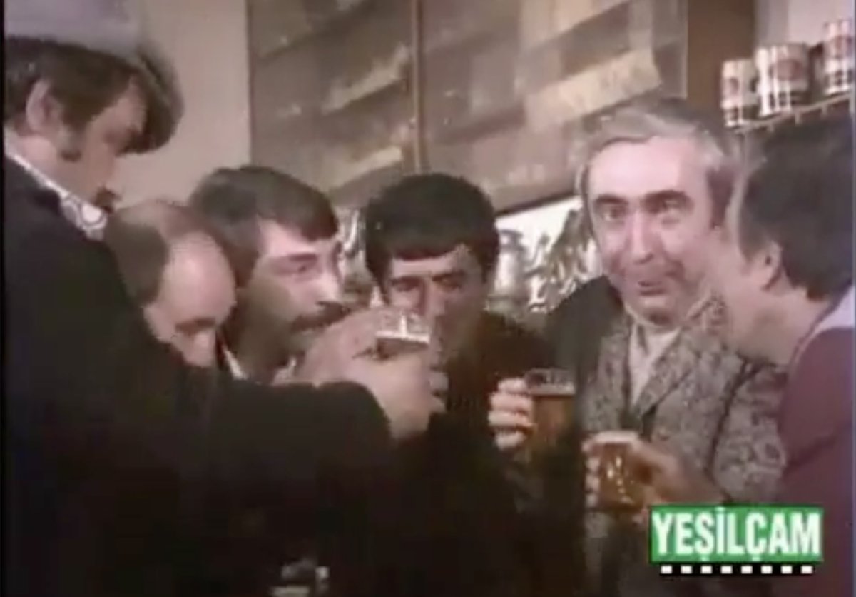 eyazicom's tweet photo. Konumuz alkol düzenlemeleri ve yasakları.

70’lerden Türk filmelerinde kahvehanede bira içildiğini görmek çok garip.

Güncel dönem alkol yasakları 2000'lerin başında yok gibiydi.

Üniversite kampüslerinde bile alkol satışı vardı. 

Şenliklerde Efes ve Tuborg stant açardı ++ https://t.co/jGCWlfzygj