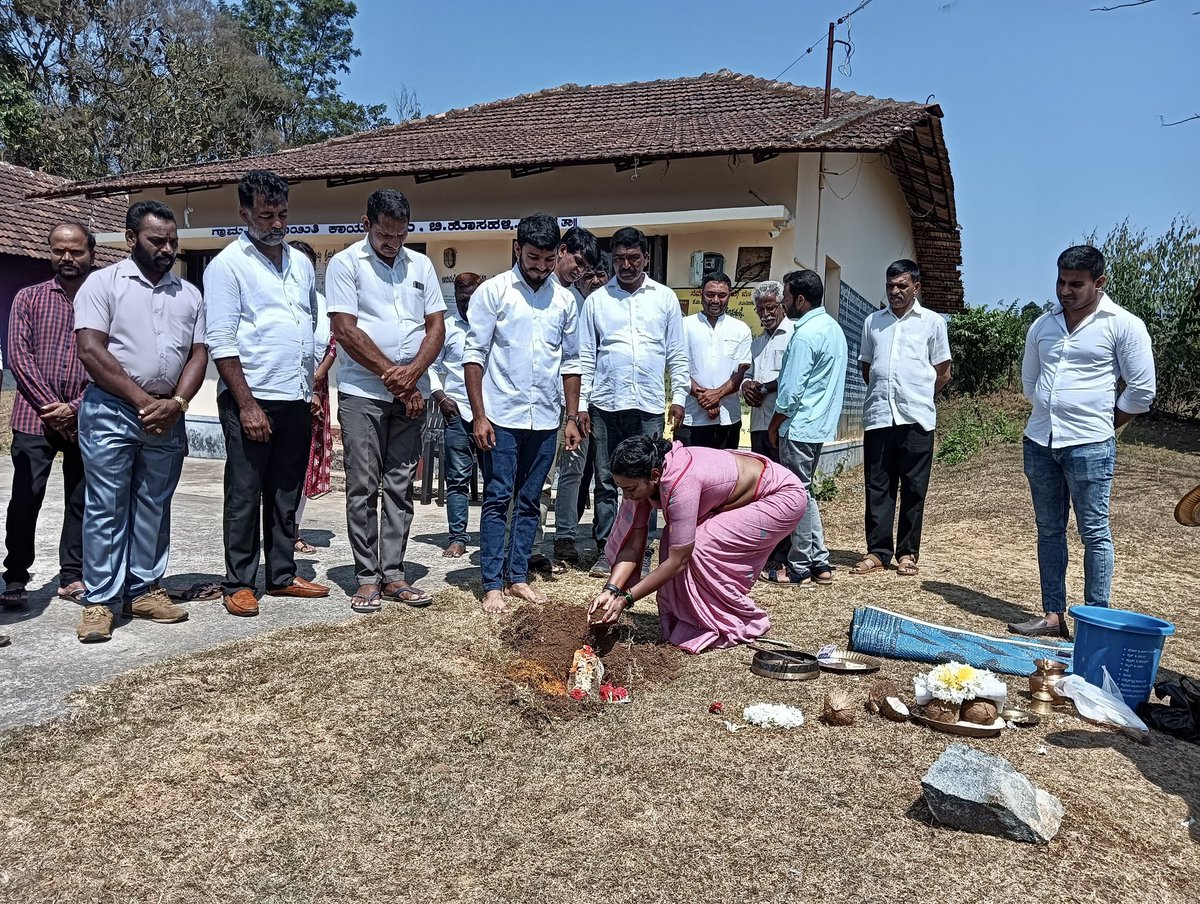 ಬಣಕಲ್ ಹೋಬಳಿಯ ಭಾರತಿಬೈಲ್ ನಿಂದ ಚಕ್ಕಮಕ್ಕಿ ಮಾರ್ಗದ ರಸ್ತೆ ಕಾಮಗಾರಿಗೆ ಚಾಲನೆ ಹಾಗೂ ಬಿ ಹೊಸಹಳ್ಳಿ ಗ್ರಾಮ ಪಂಚಾಯಿತಿಯ ನೂತನ ಕಟ್ಟಡ ನಿರ್ಮಾಣಕ್ಕೆ ಶಂಕುಸ್ಥಾಪನೆ ಪೂಜೆಯನ್ನು ಇಂದು ನೆರವೇರಿಸಲಾಯಿತು. ಈ ವೇಳೆ, ಸ್ಥಳೀಯ ಮುಖಂಡರು ಹಾಗೂ ಗ್ರಾಮಸ್ಥರು ಜತೆಗಿದ್ದರು.

#nayanamotamma #guddalipuje #DevelopmentWorks