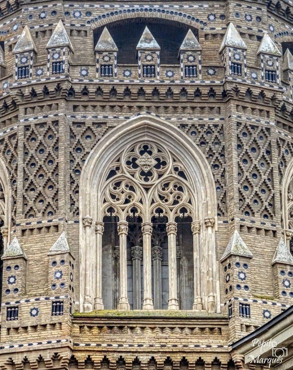 Au cœur de la ville se trouve l'un des joyaux de l'art mudéjar aragonais 🔝, le mur de la Parroquieta de la Catedral del Salvador.

👉 Cette partie mudéjare de la cathédrale a été déclarée patrimoine mondial de l'humanité par l'UNESCO 😍.

📸 IG pepito_marques

#VisitZaragoza