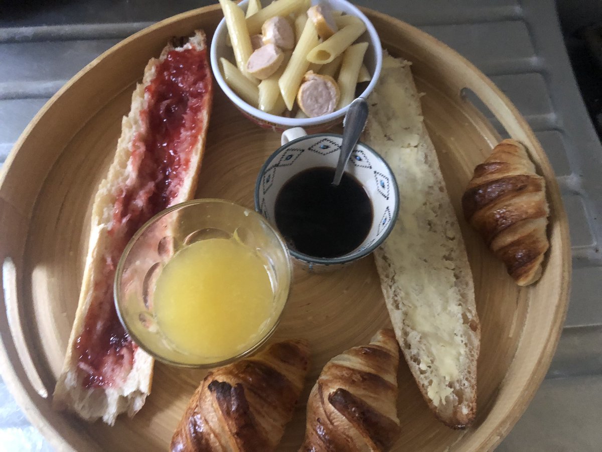 #Brunch : Croissants, 1/2 baguette avec confiture de fraises du Périgord et beurre, jus d’oranges, salade de pâtes et saucisse de Strasbourg. Café.

#brunchtime #brunchparis #brunchDimanche #BrunchDominical #brunchideas