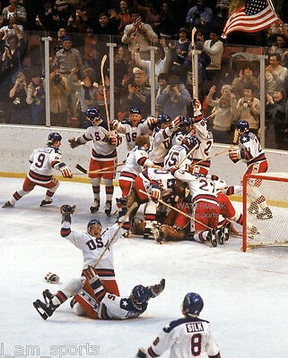 URDailyHistory's tweet image. 22 Feb 1980: The U.S. #Olympic hockey team, consisting of amateurs, defeats the Soviets 4-3 in a huge upset. The U.S. defeats Finland to win the gold medal 2 days later. Amazingly, on Feb 9, the U.S. lost an exhibition game to the Soviets 10-3. #OTD #ad amzn.to/3pI8FqJ