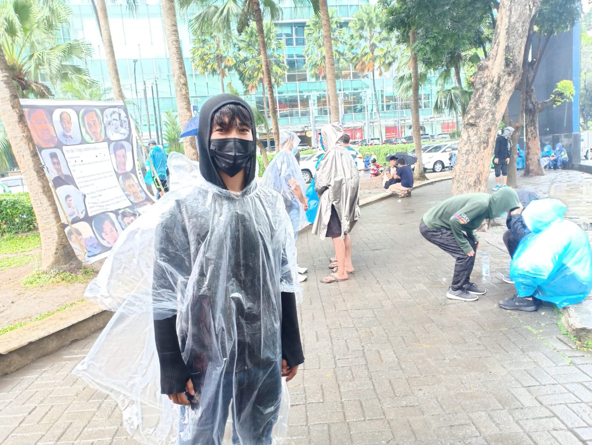 Nazari1010's tweet photo. #End12YearsInLimbo_Indonesia
Let’s build a wall of human chain &amp; stand against the pain &amp; agony the refugees in Limbo face… what happens in Limbo is due to fair but not based on humanitarian values at all, Hazara refugees are living without any right to work, https://t.co/FynWa9qFjO