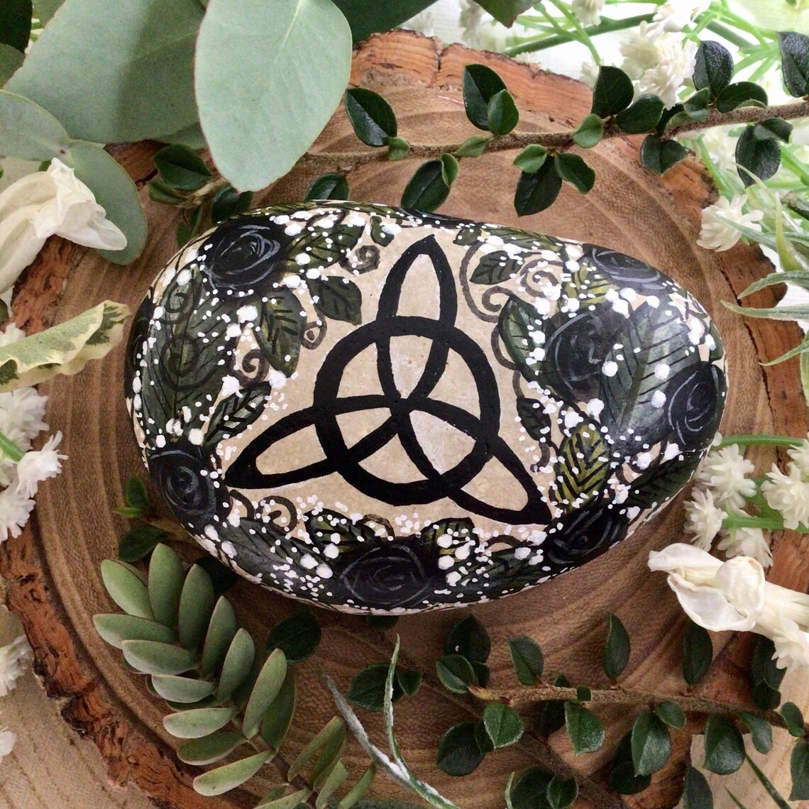 My Raven Waters Oathing stone is filled with hand painted jet black roses & white winter berries surrounding a black Celtic knot. Perfect gift or Oathing stone for an alternative or Gothic wedding 🖤🐦‍⬛🖤 #ukgiftam #scotland #weddings #giftideas celticoathingstones.etsy.com/listing/156639…