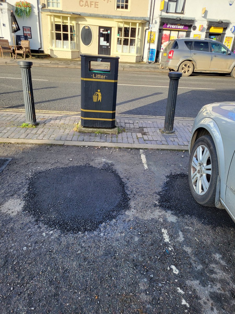 Not sure the point of this pothole fill? @LincolnshireCC The aggregate keeps coming out if you walk over it. #Wragby #potholes #taxpayermoney