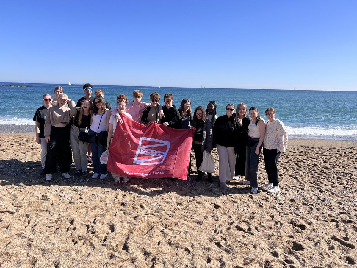 myworkingweek's tweet photo. Throughout the week, our @coleggwent learners have experienced cultural visits to Sagrada familia, Park Güell, the beaches and the wonderful Gothic quarter of Barcelona. It’s all part of their skills development for their future career. @nexgen_careers 🏴󠁧󠁢󠁷󠁬󠁳󠁿🇪🇸 https://t.co/UjqvpnQWMa
