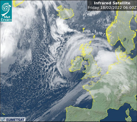 MetEireann's tweet image. On this day back in 2022, violent #StormEunice tracked across Ireland ⚠️🌧️🌊

Strong winds caused widespread disruption over the country, especially across southern counties 🏡☔️

More here 👇
met.ie/climate/major-…
