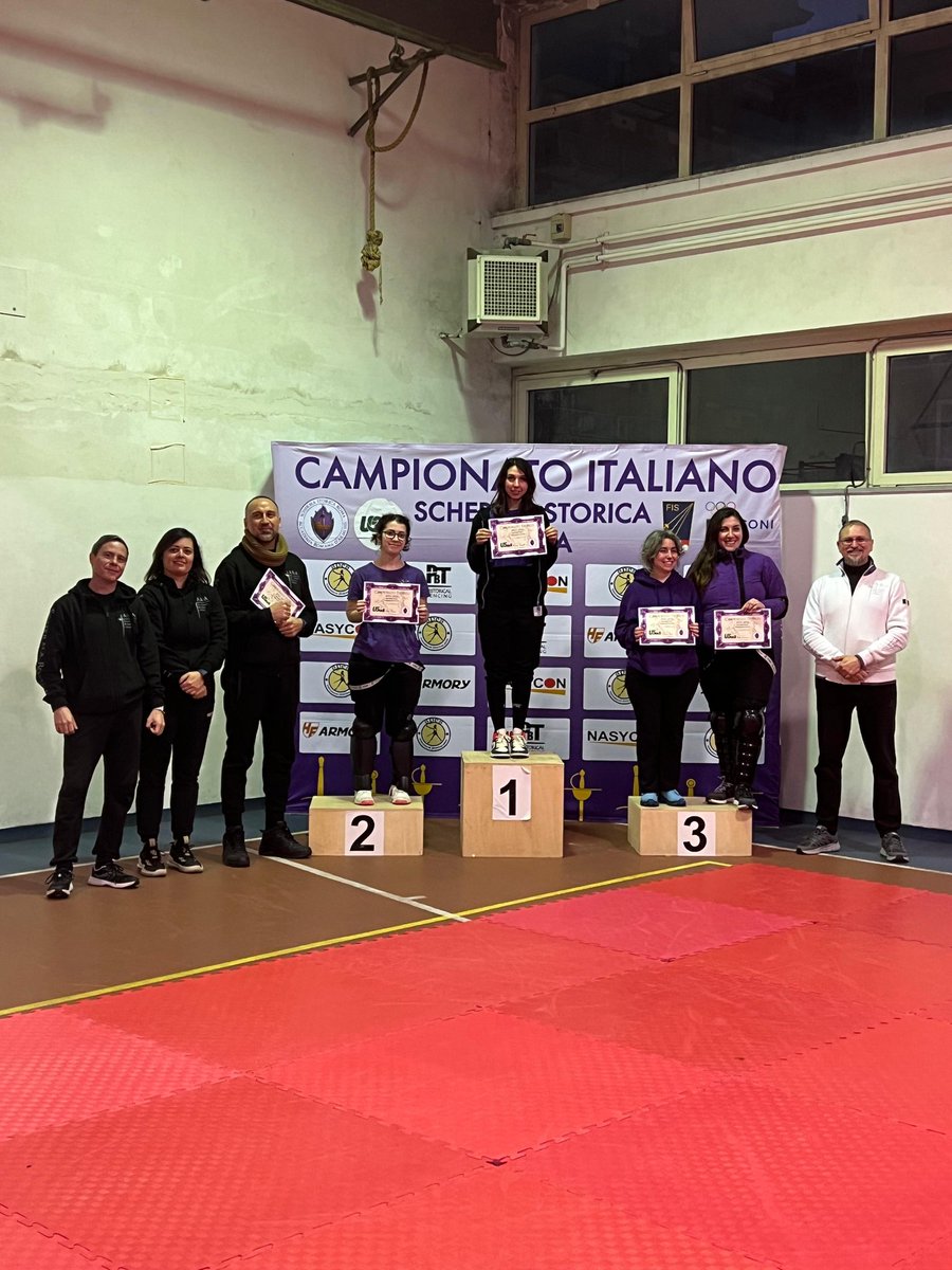 Lilah_mir's tweet image. Third place in rapier open promo category (mixed male and female) and first place in the female competition 🥇🥉
What a result! I trainer hard for that 🥹
I made a slowmotion gif of a thrust someone filmed #hema #rapier #historicalfencing