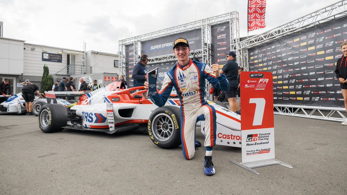 SMotorsportu's tweet photo. Kolejny Polak może celebrować kolejny tytuł prestiżowej serii juniorskiej. 🇵🇱
Zdobyte dziś w nocy, piąte miejsce w Grand Prix Nowej Zelandii zapewniło Romanowi Bilińskiemu mistrzostwo Formula Regional Oceania! Wielkie gratulacje, @romanbilinski! 👏
#FROC #NZGP #RomanBilinski https://t.co/cFaIH7qgCW