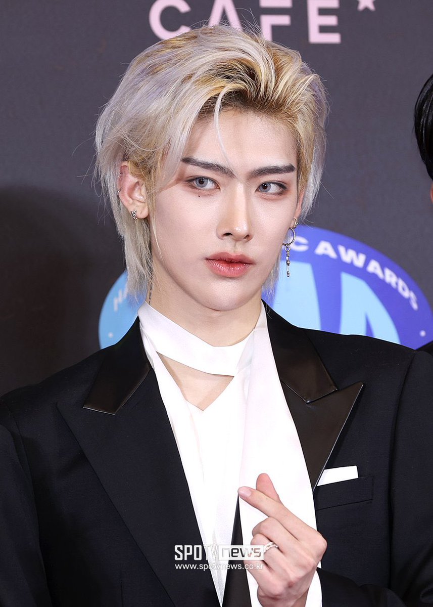 kchartsmaster's tweet photo. ZEROBASEONE’s Ricky at the 2024 Hanteo Music Awards red carpet. https://t.co/ZW1O9RxexB