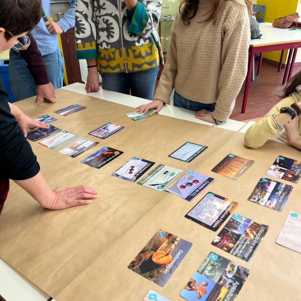 EvoluirOeiras's tweet photo. A Associação Evoluir Oeiras e a Tools for Good promoveram este sábado o workshop #MuraldoClima na escola básica de Miraflores. Conhecer a complexidade e gravidade do problema não nos paralisa; mobiliza-nos para as soluções 💚 https://t.co/PcBI9PrPgs