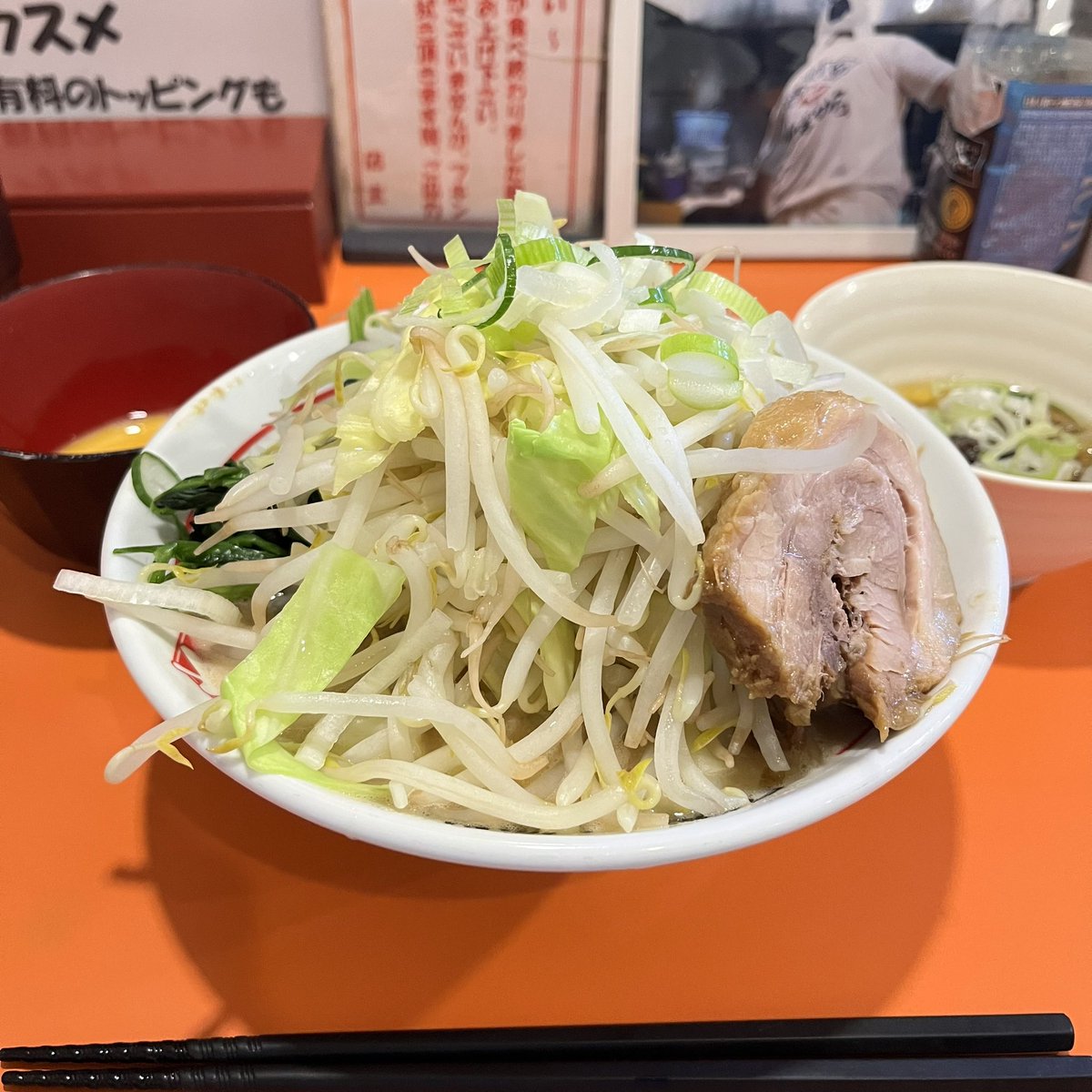 chan_m8's tweet photo. 今日は念願の
ちばから市原本店さんにきましたー！！！
40分くらい並んだけど、あったかかったしあっという間^_^
めっちゃ美味しかったー！
ミニ麺少なめで
肉カス脂＋生卵！！
野菜ニンニクネギで！

#ちばから市原本店
#うまーみん https://t.co/6izep20LTV