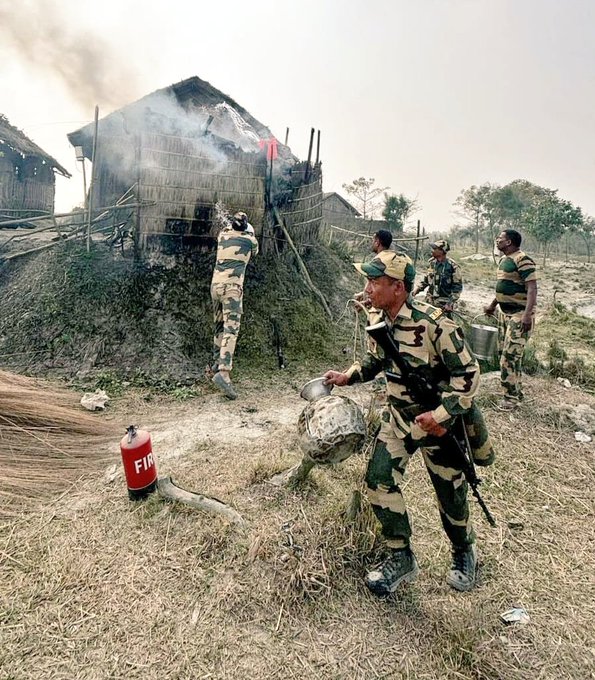 Nikhil17529828's tweet photo. #BraveHearts .
Massavie #Fire border living villagers house near India Bangladesh border in #Asssam .But salute to life saviours saving the lives🫡
#BSFforBorderPopulation #ISRO #DutyBeyondBorders #HumanityFirst #KamalNath #BSF #Guwahati https://t.co/IgnQVPk15e