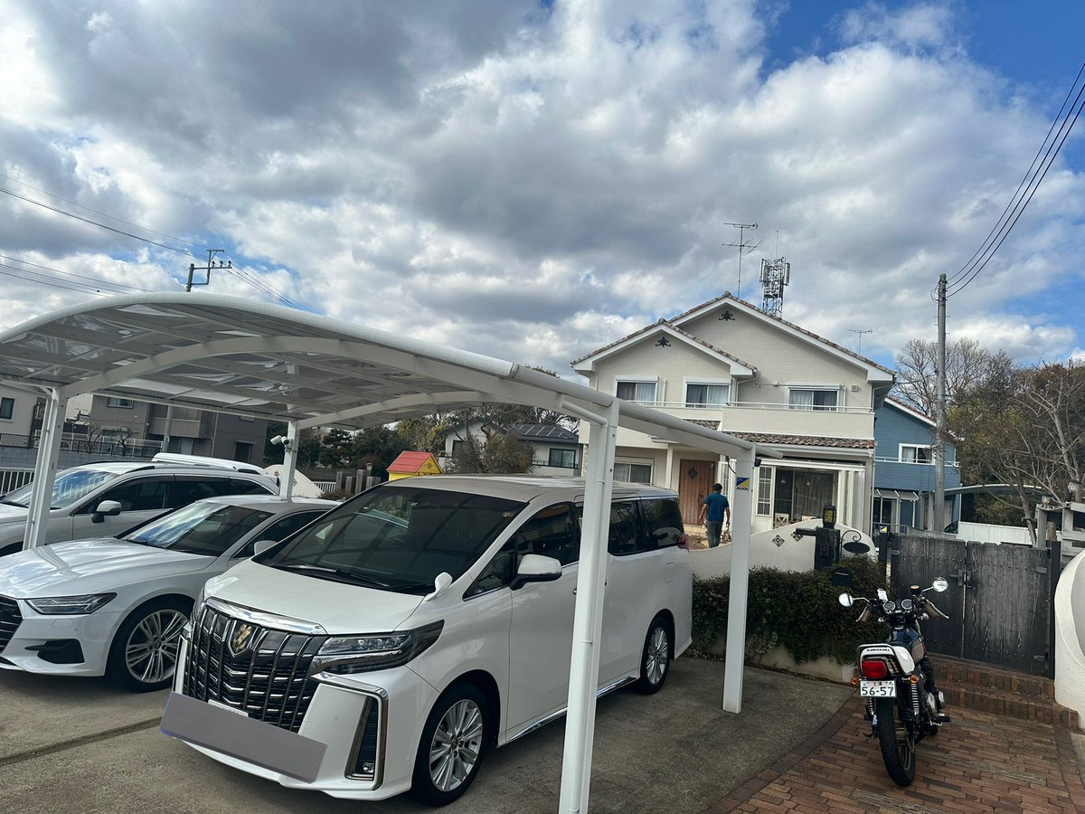 SouthDia's tweet photo. 今日は天気が良くて親友のお家にバイクで遊びに行ったら芝刈りしてたw
近場のもう1人の友達も呼んだら、これからじゃがいも🥔を植えるらしい💦
みんなもうおっさんだwww😂

でも立派なお家ですな🏠さすが社長さん https://t.co/pFoBdJdouy