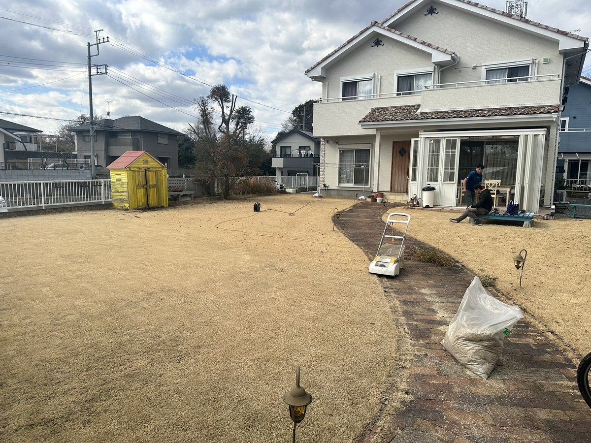 SouthDia's tweet photo. 今日は天気が良くて親友のお家にバイクで遊びに行ったら芝刈りしてたw
近場のもう1人の友達も呼んだら、これからじゃがいも🥔を植えるらしい💦
みんなもうおっさんだwww😂

でも立派なお家ですな🏠さすが社長さん https://t.co/pFoBdJdouy
