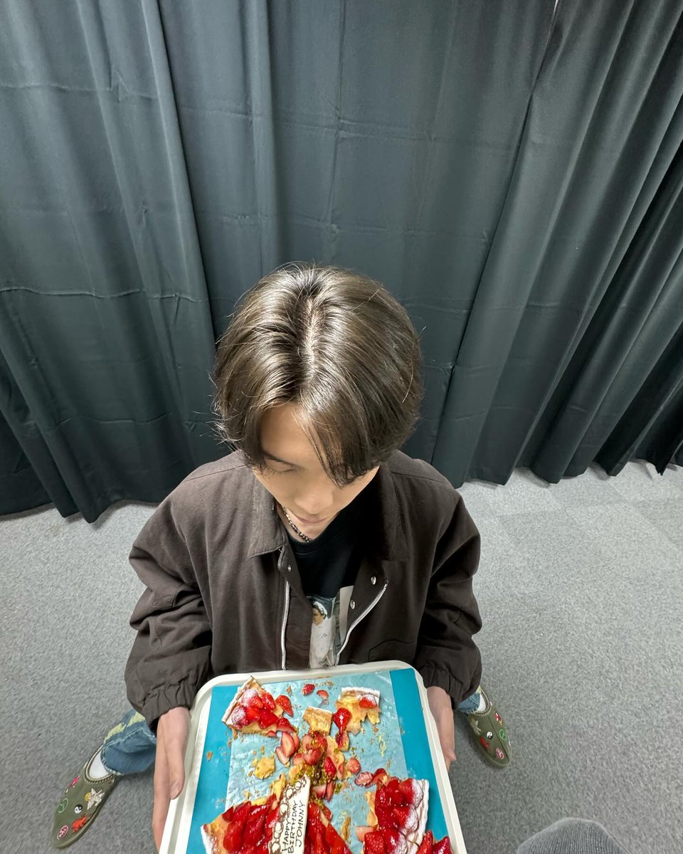 happy beleted birthday, joel. thank you for providing many colors for everyone, thank you for carrying yourself so well, and thank you for being an inspiration to everyone. i hope that on this special day, you will feel happy, and may God bless you with eternal happiness.