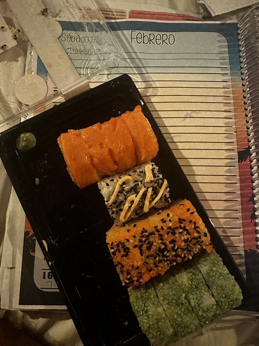 Trabajando y cenando a estas horas! 💪🏽🍱🍣