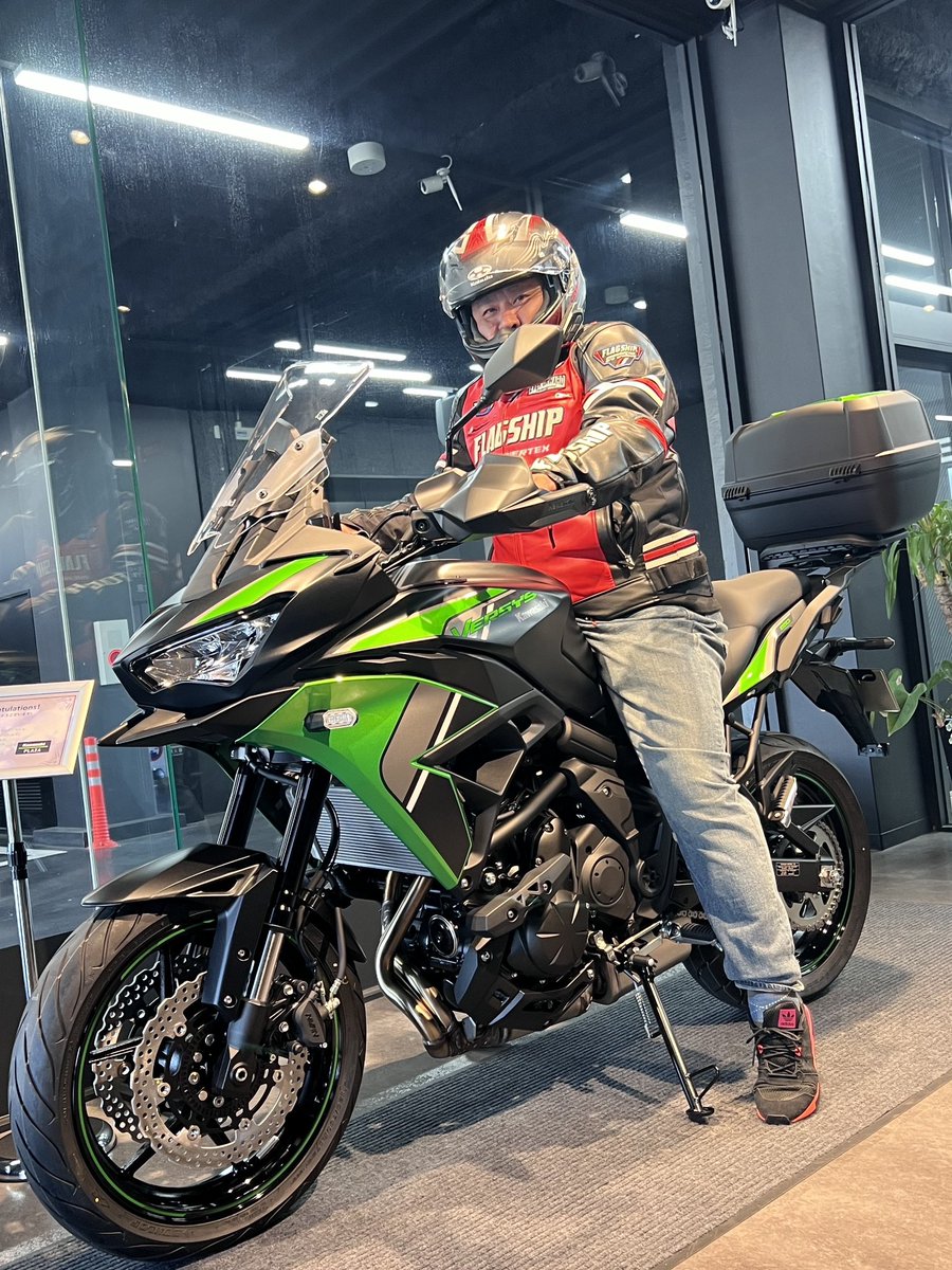 nishinomiya_pla's tweet image. 2024年モデルとして誕生したミドルクラスアドベンチャー、「VERSYS 650」をご注文いただきましたHサマ、ご納車おめでとうございます！
#納車 #おめでとうございます #VERSYS #kawasaki #カワサキ #カワサキプラザ西宮 #バイク #バイク好きな人と繋がりたい