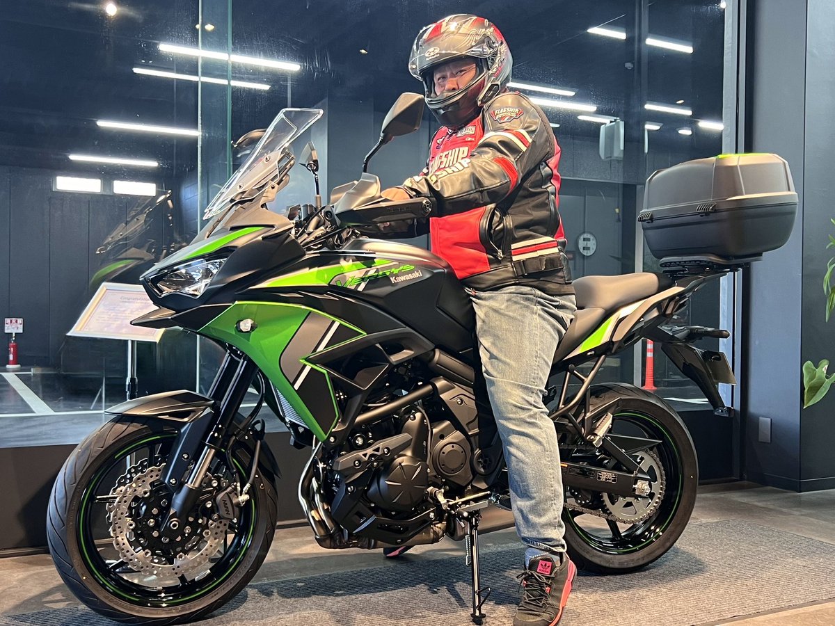 nishinomiya_pla's tweet image. 2024年モデルとして誕生したミドルクラスアドベンチャー、「VERSYS 650」をご注文いただきましたHサマ、ご納車おめでとうございます！
#納車 #おめでとうございます #VERSYS #kawasaki #カワサキ #カワサキプラザ西宮 #バイク #バイク好きな人と繋がりたい