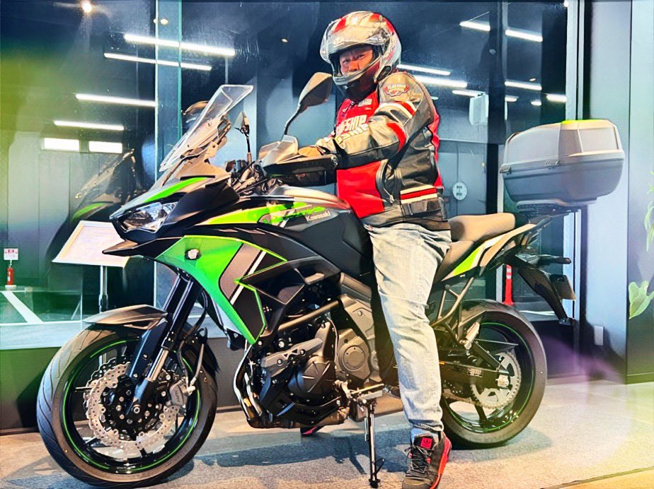 nishinomiya_pla's tweet image. 2024年モデルとして誕生したミドルクラスアドベンチャー、「VERSYS 650」をご注文いただきましたHサマ、ご納車おめでとうございます！
#納車 #おめでとうございます #VERSYS #kawasaki #カワサキ #カワサキプラザ西宮 #バイク #バイク好きな人と繋がりたい