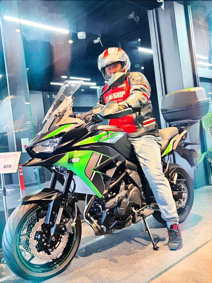 nishinomiya_pla's tweet image. 2024年モデルとして誕生したミドルクラスアドベンチャー、「VERSYS 650」をご注文いただきましたHサマ、ご納車おめでとうございます！
#納車 #おめでとうございます #VERSYS #kawasaki #カワサキ #カワサキプラザ西宮 #バイク #バイク好きな人と繋がりたい