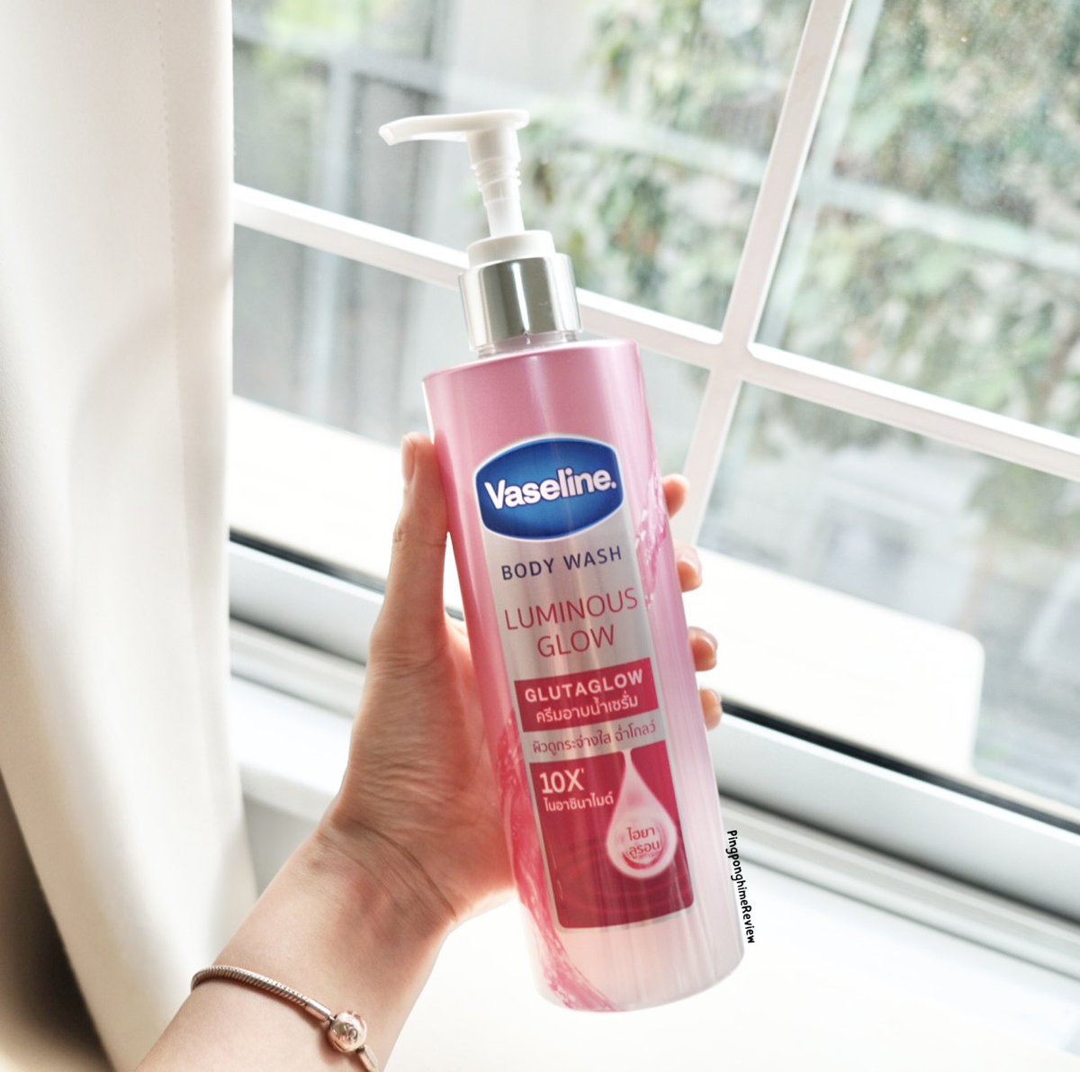 pingponghime6's tweet photo. ลองซื้อมาใช้แน้ววว ครีมอาบน้ำ Vaseline Luminous Glow ชอบกลิ่นหอมละมุนดีมากก ฟีลดอกไม้สะอาดๆ อาบแล้วผิวไม่แห้งเอี๊ยด ยังคงความชุ่มชื้นดี เรื่องผิวกระจ่างใสปองว่าใช้ควบคู่กับการสครับ ทาครีมด้วย ถือว่าเห็นผลนะ ผิวดูขาวขึ้นกว่าเดิมที่คล้ำแดดมา เคาะค่าาา

#ซือเองรีวิวเอง https://t.co/elBrp2WQab