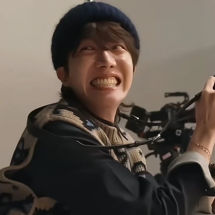 yoongstaro's tweet photo. happy birthday husband 🤭

#HAPPYBIRTHDAYJHOPE 
#HAPPYJHOPEDAY https://t.co/xqTixFy6wC