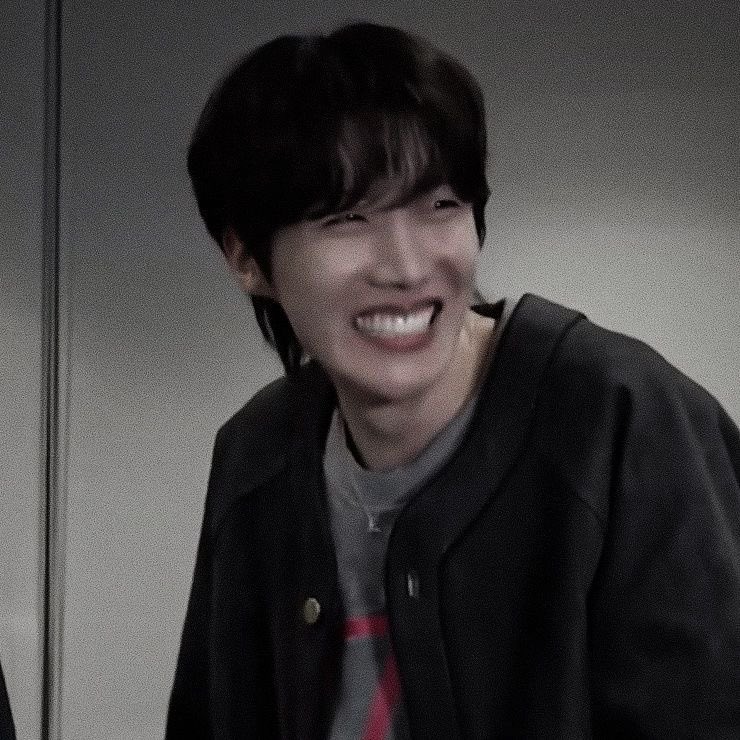 yoongstaro's tweet photo. happy birthday husband 🤭

#HAPPYBIRTHDAYJHOPE 
#HAPPYJHOPEDAY https://t.co/xqTixFy6wC