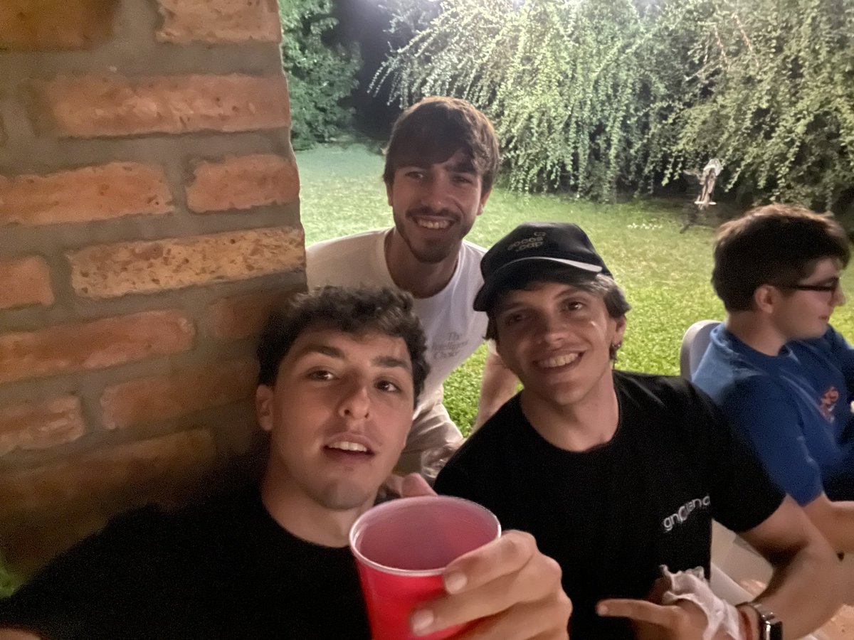 Un año después, el equipo se disminuyó pero seguimos sumando. A algunos les crece la barba, a otros simplemente nada…
Saludos y viva lali.😜